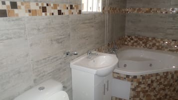 Deluxe Double Room, Jetted Tub | Bathroom | Shower, free toiletries, towels
