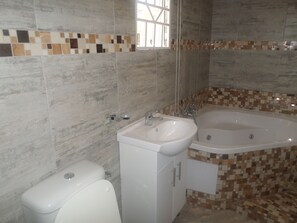 Deluxe Double Room, Jetted Tub | Bathroom | Shower, free toiletries, towels - Channel View Lodge (Kempton Park)