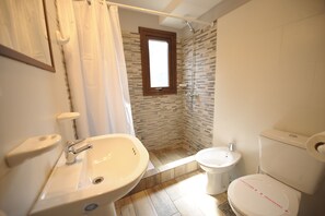 Combined shower/bathtub, rainfall showerhead, free toiletries - Cabañas Patagonia Encantada by DECK (Esquel)