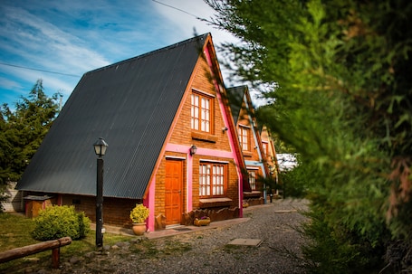 Front of property. Cabañas Patagonia Encantada by DECK