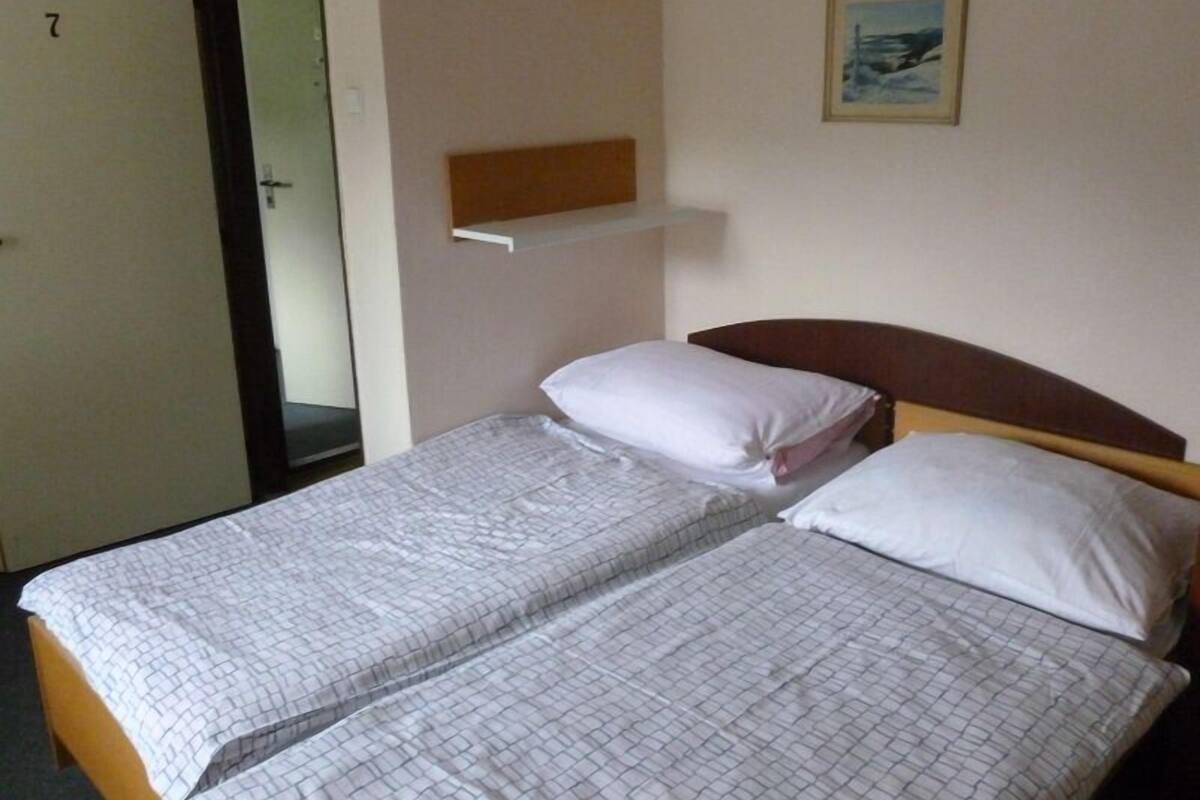 Habitación económica con 2 camas individuales, baño compartido | Escritorio, cortinas blackout, cunas gratuitas y wifi gratis