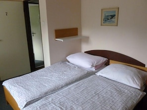 Economy Twin Room, Shared Bathroom