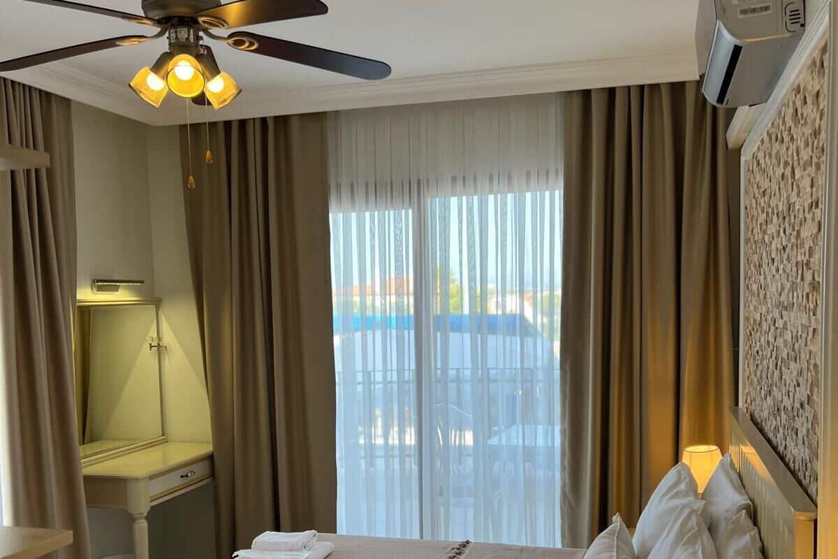 Deluxe Balkonlu , Deniz Manzarali Oda | Minibar, una scrivania, postazione laptop, Wi-Fi gratuito