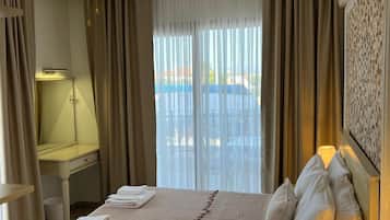 Deluxe Balkonlu , Deniz Manzarali Oda | Minibar, escritorio, espacio para trabajar con laptop y wifi gratis