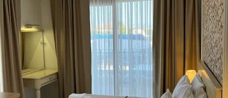 Deluxe Balkonlu , Deniz Manzarali Oda | Minibar, escritorio, espacio para trabajar con laptop y wifi gratis
