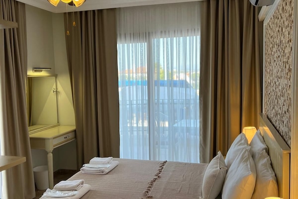 Deluxe Balkonlu , Deniz Manzarali Oda | Minibar, escritorio, espacio para trabajar con un portátil y wifi gratis