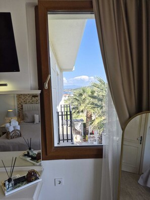Deluxe Balkonlu , Deniz Manzarali Oda | มินิบาร์, โต๊ะทำงาน, พื้นที่ทำงานแบบใช้แล็ปท็อป, Wi-Fi ฟรี