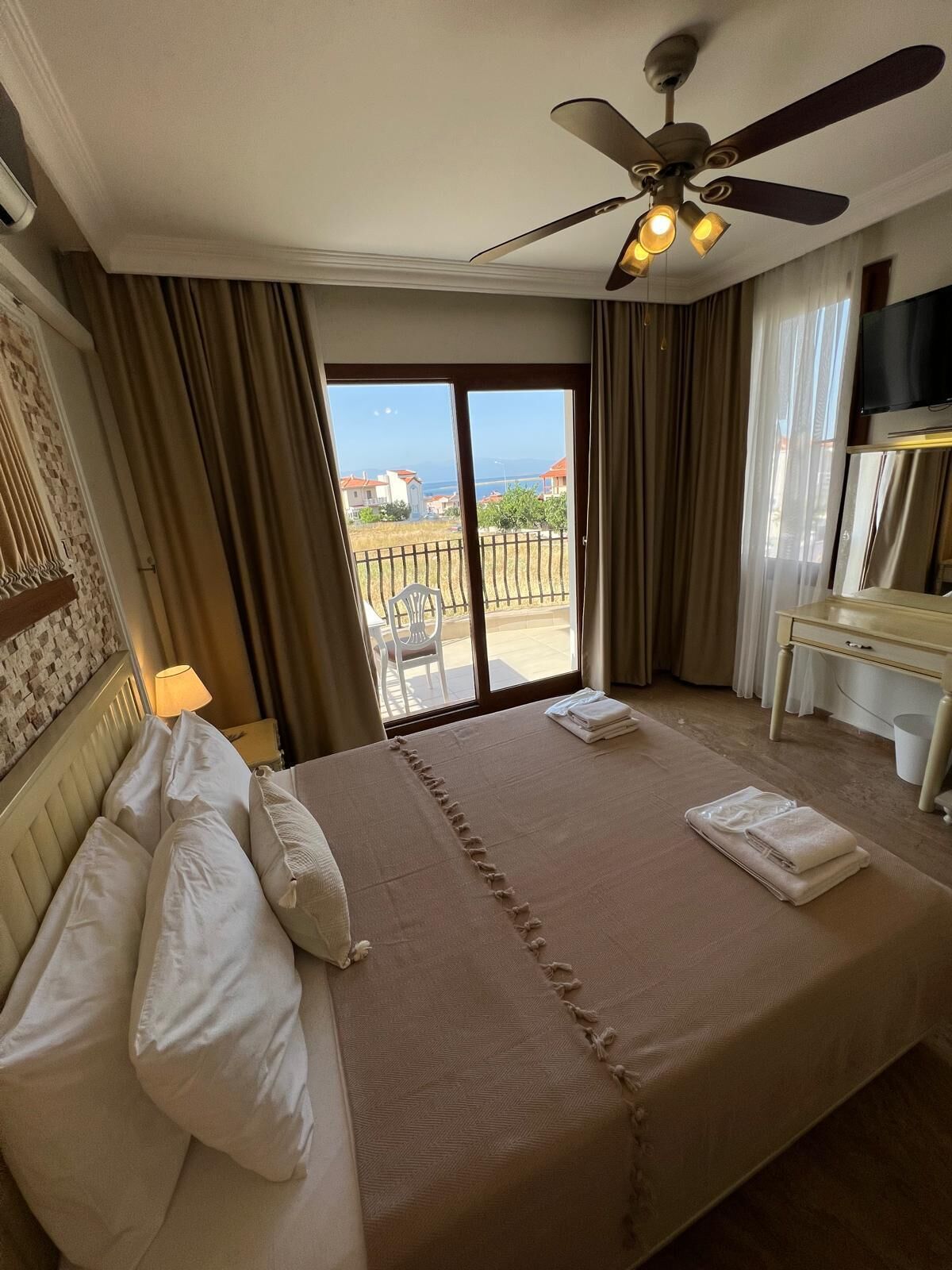 Minibar, desk, laptop workspace, free WiFi