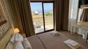 Minibar, desk, laptop workspace, free WiFi