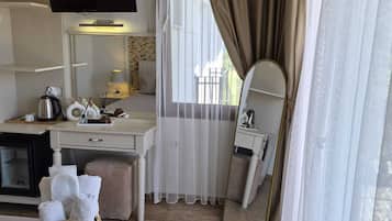 Deluxe Balkonlu , Deniz Manzarali Oda | Minibar, desk, laptop workspace, free WiFi