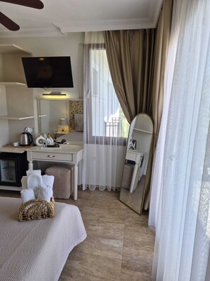 Deluxe Balkonlu , Deniz Manzarali Oda | มินิบาร์, โต๊ะทำงาน, พื้นที่ทำงานแบบใช้แล็ปท็อป, Wi-Fi ฟรี