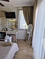 Minibar, escritorio, espacio para trabajar con laptop y wifi gratis 