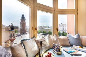 Premium Studio, 1 King Bed with Sofa bed, Kitchenette, City View | Living area