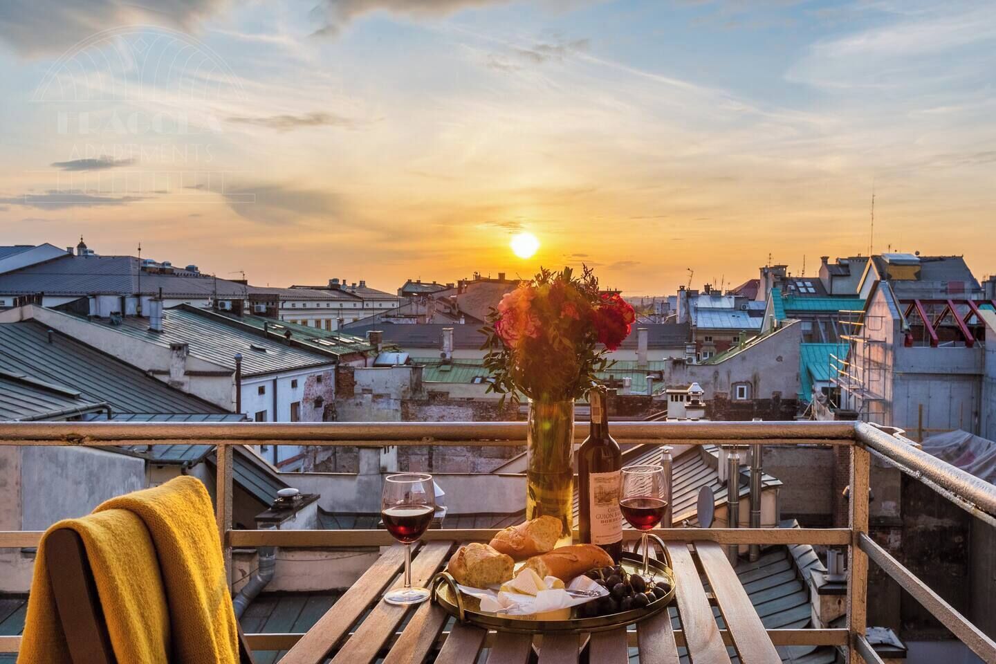 Deluxe Studio, 1 Queen Bed, Balcony, Courtyard View | Interior