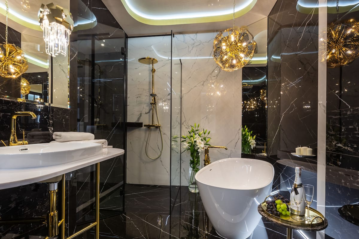 Apartamento superluxo, 2 quartos, banheira, vista para a cidade | Banheiro | Produtos de toalete grátis, secador de cabelo, toalhas de banho