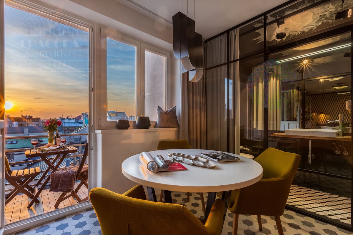 Estúdio luxo, 1 cama Queen, sacada, vista para o pátio | 2 quartos, roupas de cama premium, individualmente decorados