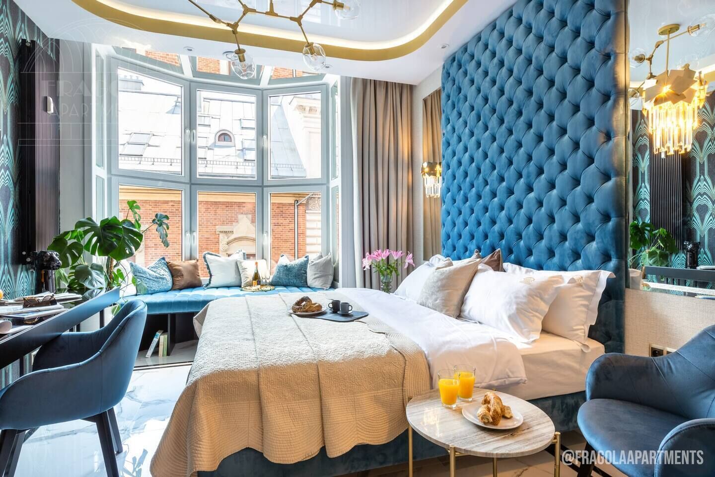 Luxury Studio Suite, 1 King Bed, Non Smoking, Kitchenette | Living room