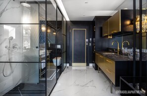 Luxury Studio Suite, 1 Katil Raja (King), Non Smoking, Kitchenette | Bilik Mandi | Kelengkapan dandanan diri percuma, pengering rambut, tuala disediakan 