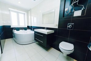 Apartment (Lesi Ukrainki Boulevard 16) | Bathroom | Bathtub, jetted tub, free toiletries, hair dryer - Hotrent City (Kyiv)