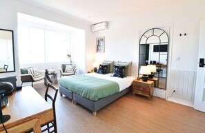 Suite – deluxe | Skrivebord, blendingsgardiner, lydisolert og strykejern/-brett