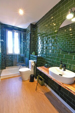 Standard Suite | Bathroom | Shower, free toiletries, hair dryer, towels - Archisuites (Coimbra)