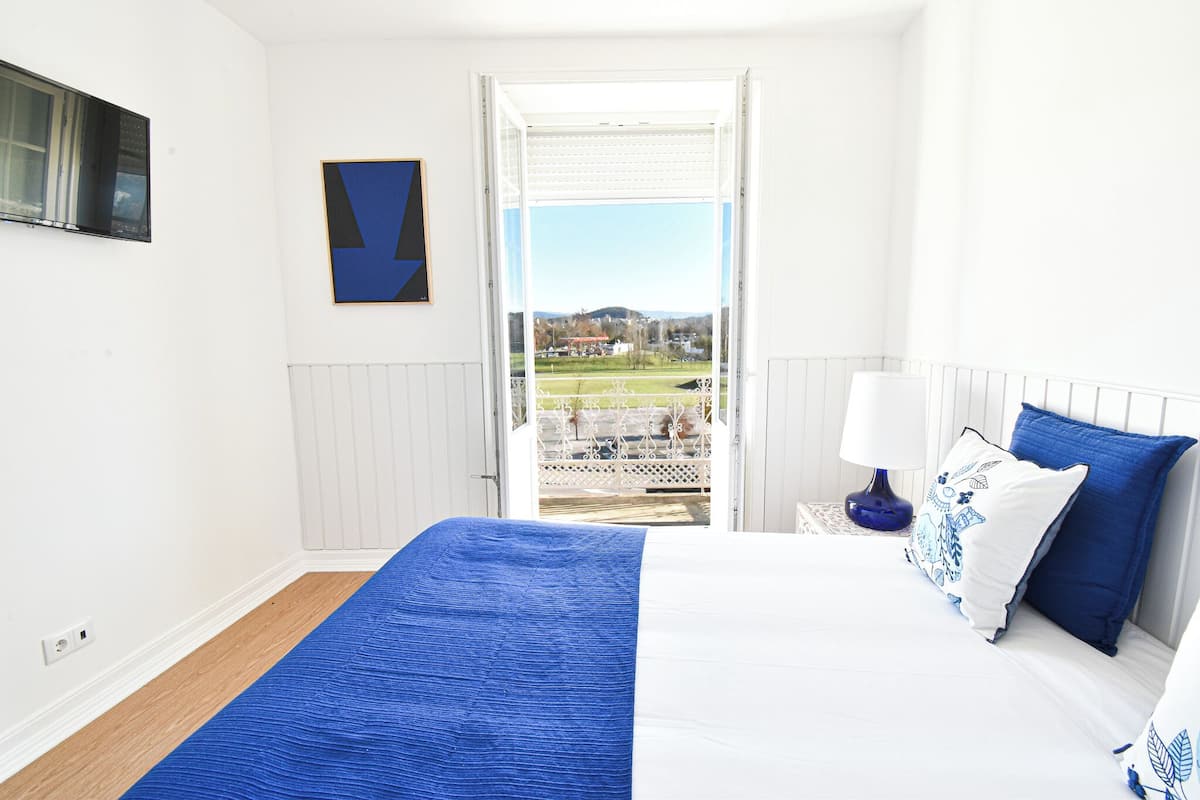 Comfort Suite | Desk, blackout curtains, soundproofing, iron/ironing board (on request)