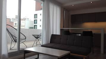 Apartamento Deluxe, 1 habitación | Sala de estar | Televisión de pantalla plana de 42 pulgadas con canales por cable
