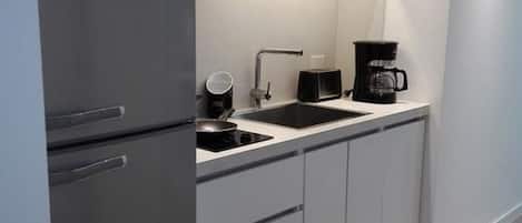 Studio Basic | Dapur pribadi | Lemari es besar, microwave, kompor, dan mesin pembuat kopi/teh