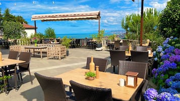 Petit déjeuner et dîner servis sur place