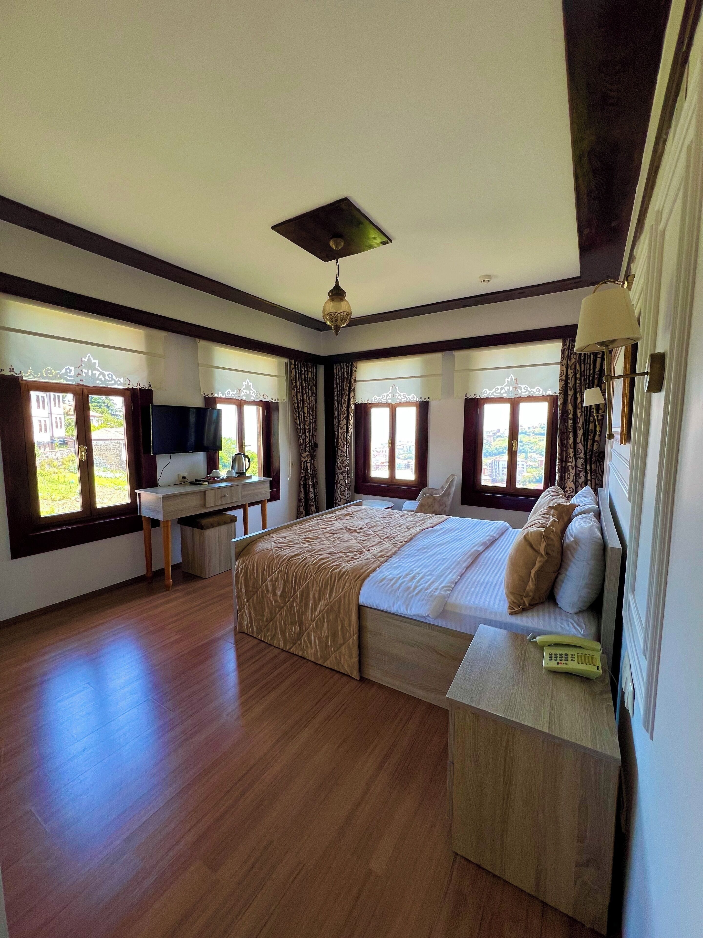 minibar, desk, soundproofing, free wifi