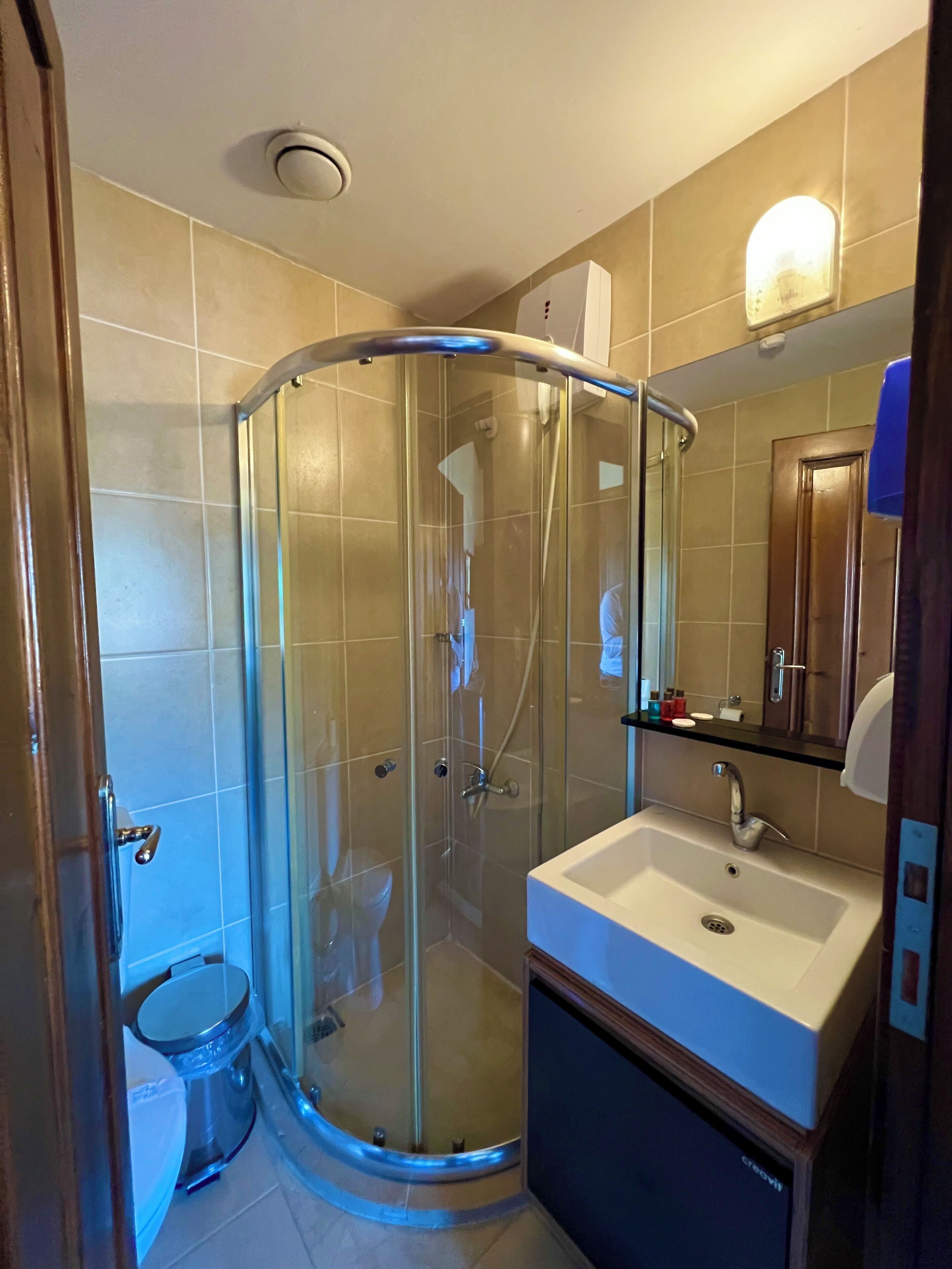 standard double or twin room, sea view | bathroom | shower, free toiletries, hair dryer, slippers