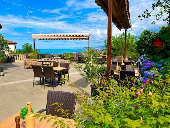 Petit déjeuner et dßner servis sur place