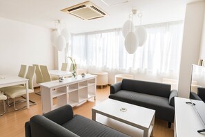 Departamento familiar, varias habitaciones | Sala de estar | Televisión de pantalla plana 