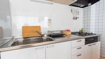 Apartemen Keluarga, beberapa kamar | Dapur kecil pribadi | Lemari es, microwave, kompor, dan ketel listrik