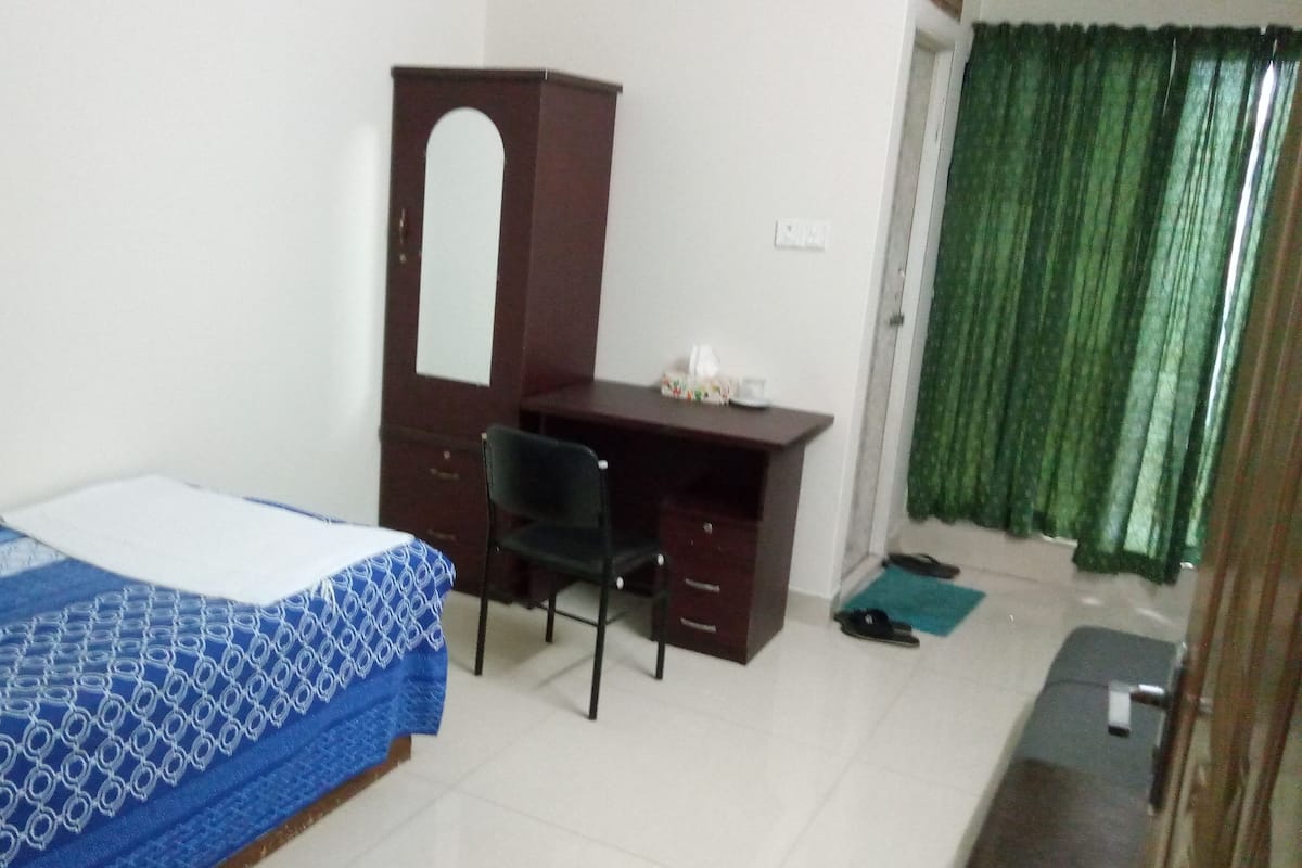 Economy Single Room | Premium bedding, in-room safe, desk, WiFi (free)