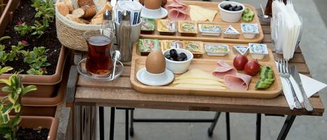 Daily continental breakfast (EUR 15 per person)