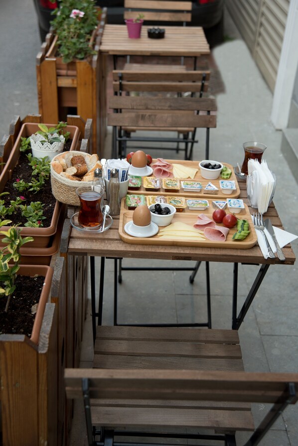 每日供应欧陆式早餐（每人 EUR 15）