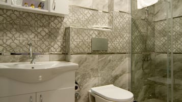 Ducha, artículos de higiene personal gratuitos, albornoces y zapatillas