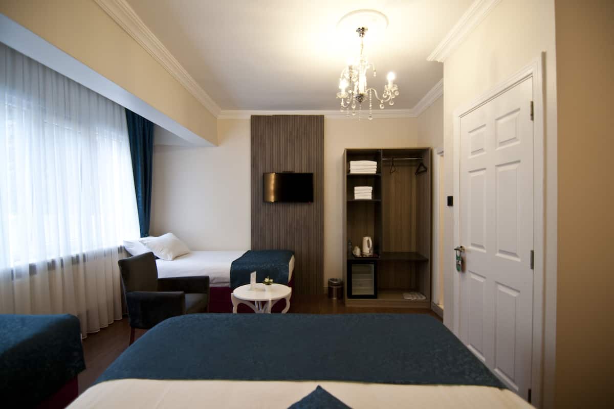 Familiekamer | Lakens van Egyptisch katoen, luxe beddengoed, een minibar