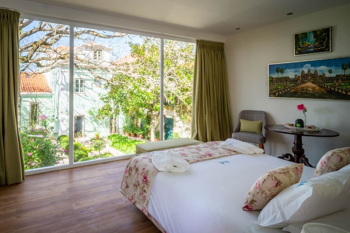 Garden Suite | Värdeförvaringsskåp på rummet och mörkläggningsgardiner