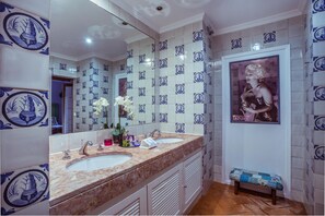 Amenidades de baño gratuitas, secadora de cabello, toallas 