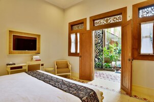 Minibar, caja de seguridad en la habitación y escritorio 