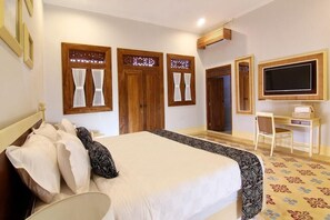 Minibar, brankas, meja kerja, dan setrika/meja setrika
