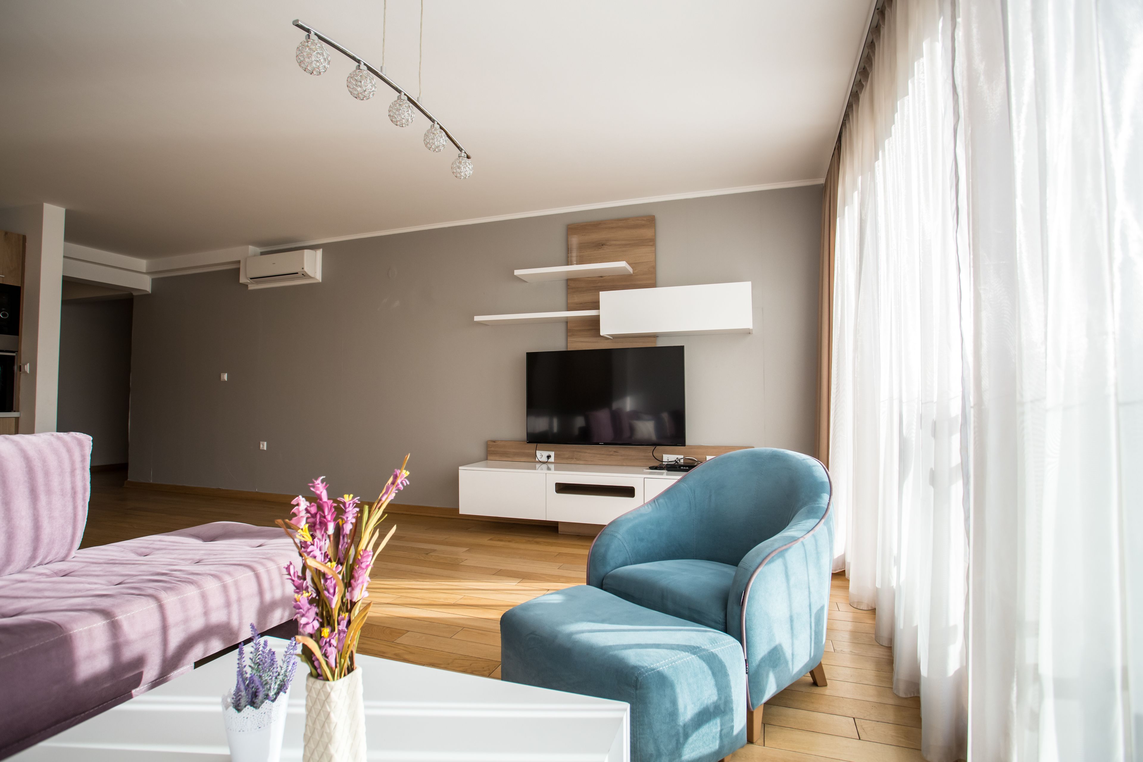 Departamento, 3 habitaciones | Sala de estar | Televisión de pantalla plana y chimenea 