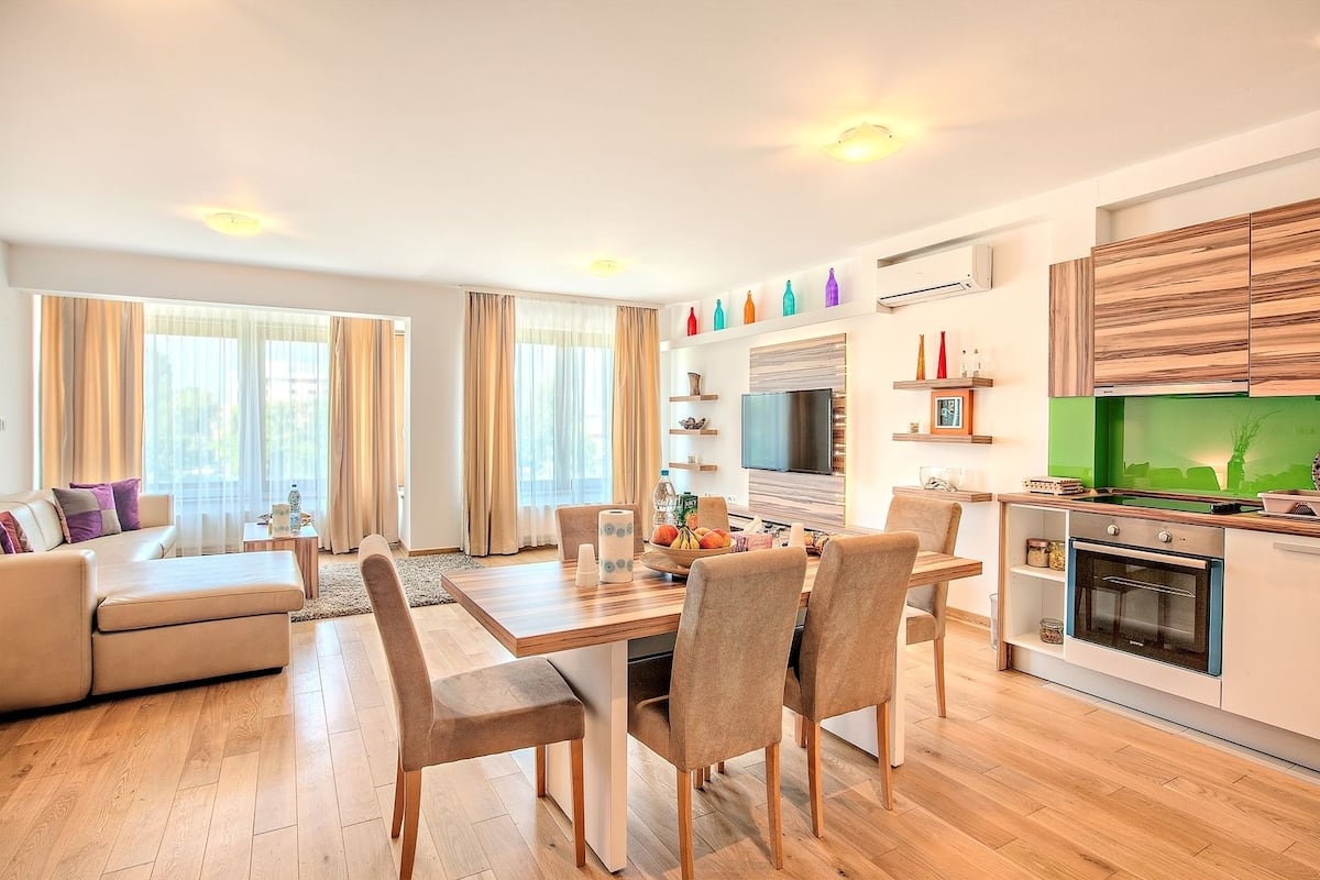 Apartment, 1 Bedroom | Desk, iron/ironing board, WiFi (free)