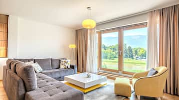Apartment, 3 Bedrooms | Meja, seterika/papan seterika, Wi-fi percuma