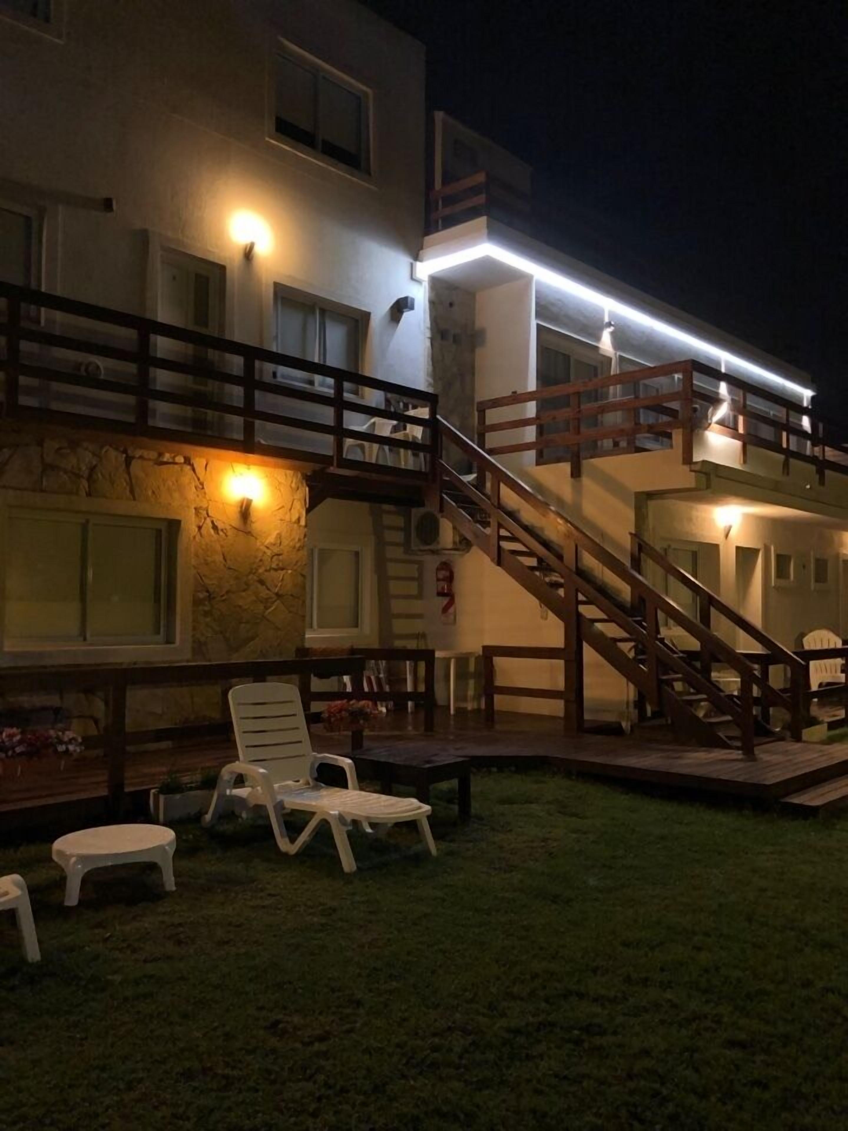 Un immeuble à plusieurs étages doté d’une terrasse et d’un escalier menant à un niveau supérieur.