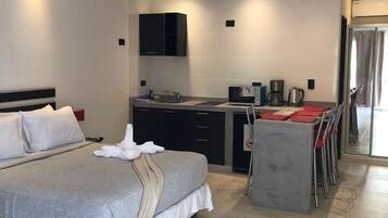 พรีเมียมสตูดิโอ | เครื่องนอนระดับพรีเมียม, ผ้าม่านกันแสง, Wi-Fi ฟรี, ผ้าปูที่นอน