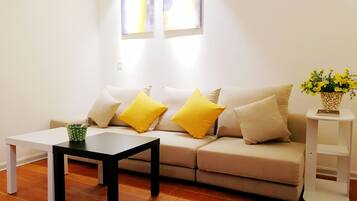 Comfort-Apartment, 2 Schlafzimmer | Wohnzimmer | Fernseher