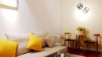 Comfort-Apartment, 2 Schlafzimmer | Wohnzimmer | Fernseher